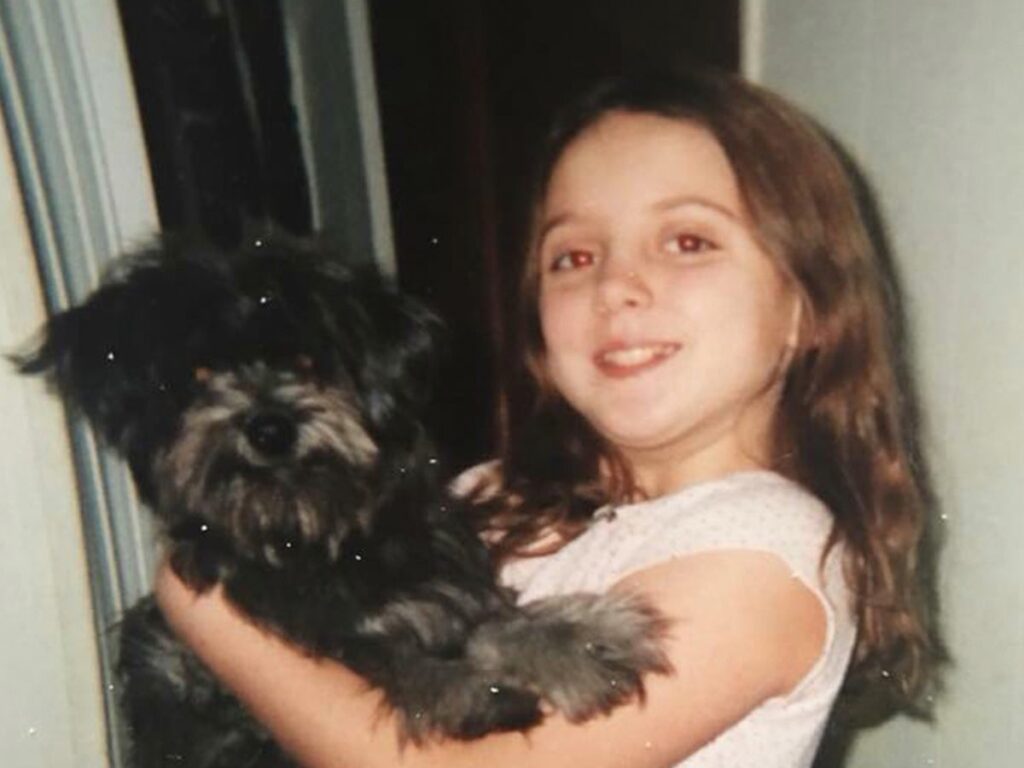 Bambina con un cane