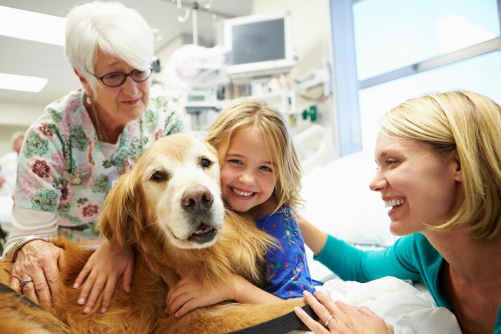 Cane con una famiglia felice