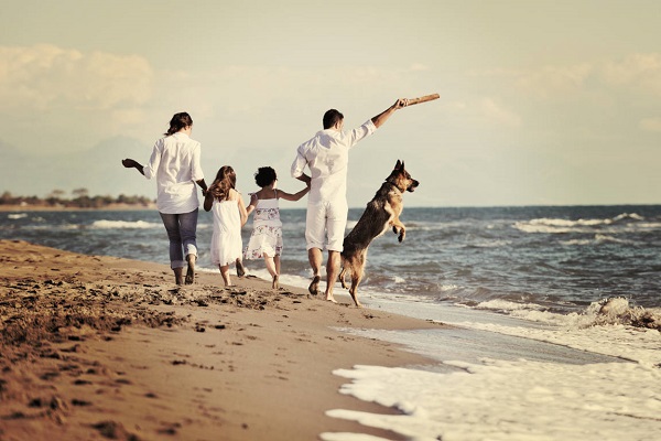 famiglia al mare con il cane