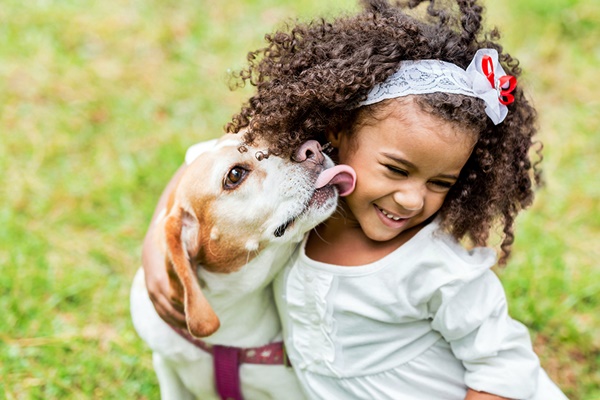 cane che bacia una bambina