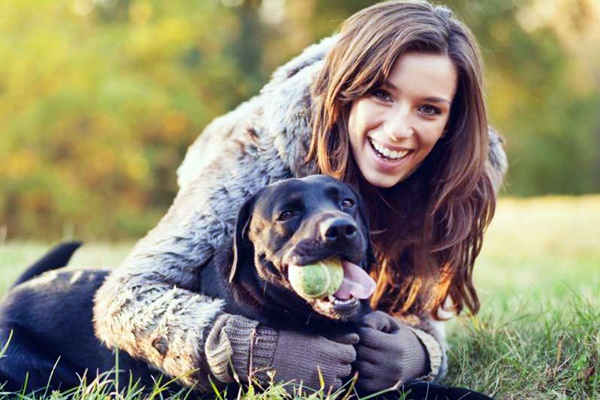 cane e ragazza che giocano