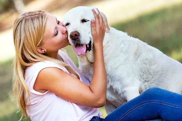 ragazza bacia il suo cane