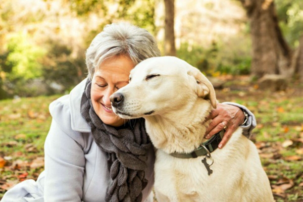 nonna con il cane