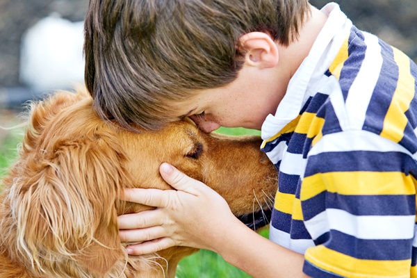 bambino bacia il suo cane