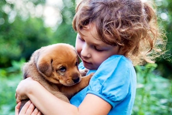 bambina con cucciolo di cane