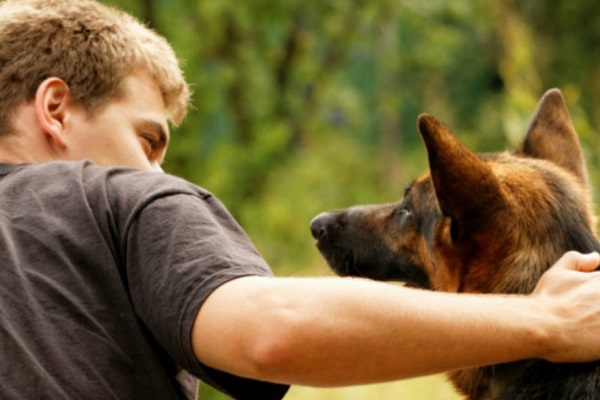 ragazzo abbraccia cane