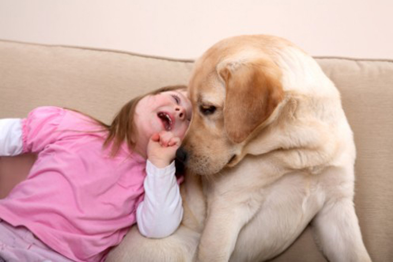 Cane che gioca con una bambina