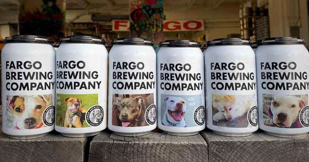 Foto di cani abbandonati sulle lattine di birra: la bella iniziativa