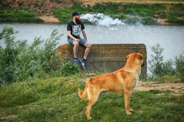 uomo con cane sul lago