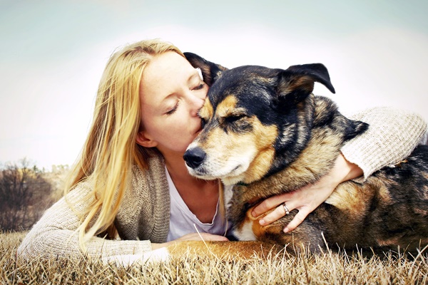 ragazza bacia il suo cane