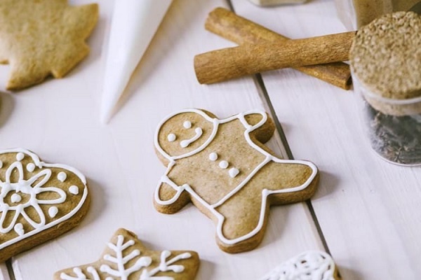 biscotti allo zenzero con glassa per cani