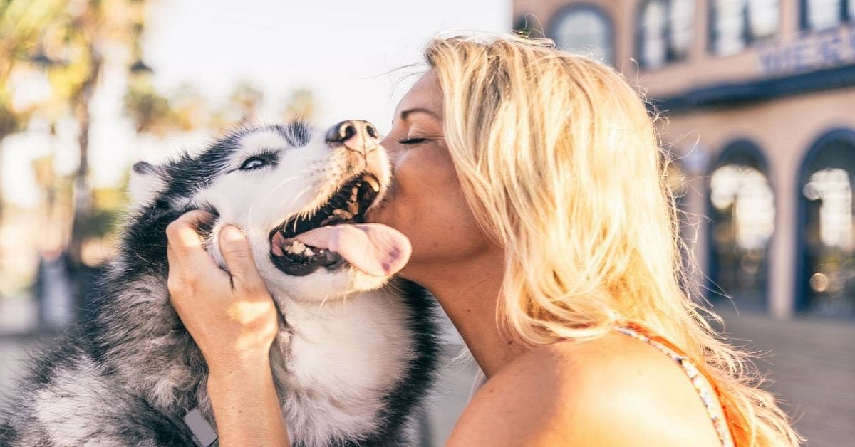 ragazza bacia cane