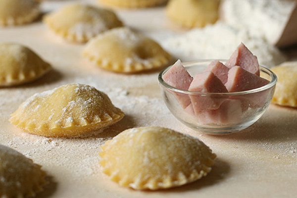 cappelletti ripieni per cani su tagliere