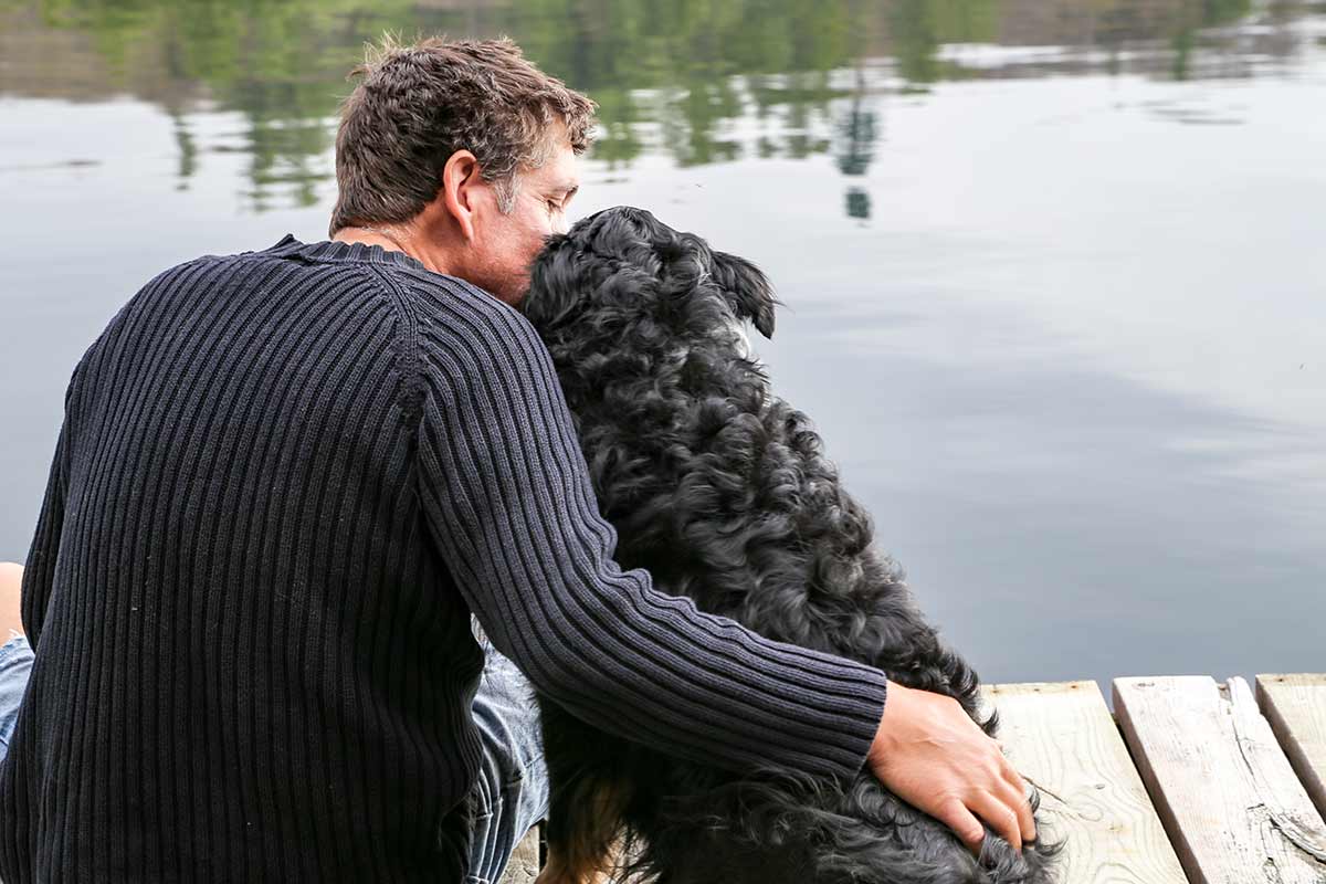 cane e padrone al lago