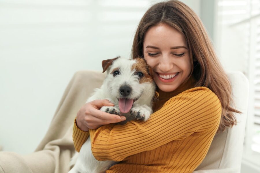 ragazza abbraccia il suo cucciolo di cane 