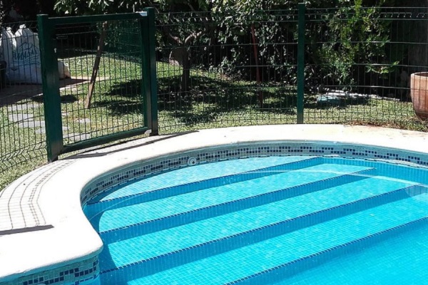 piscina recintata per impedire al cane di entrarci