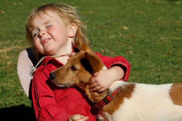 Cane con una bambina