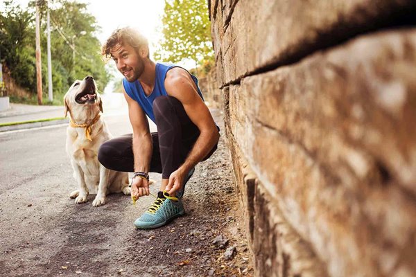 ragazzo si allena con il cane