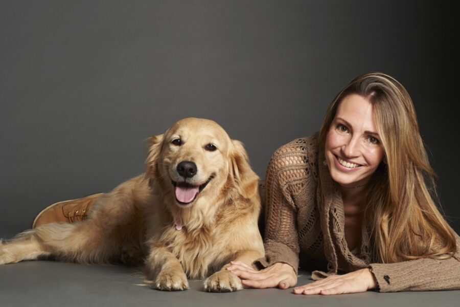 cane golden retriever e ragazza