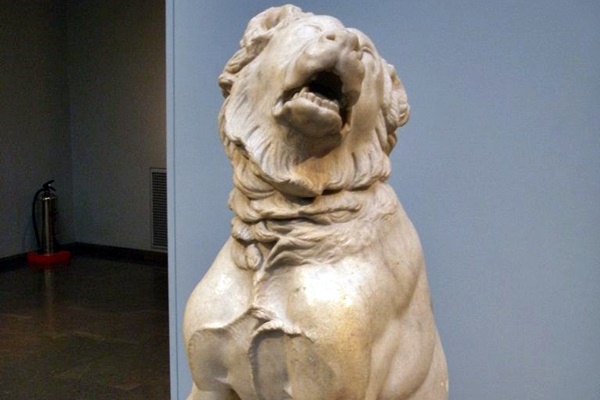 una statua antica che raffigura un mastino