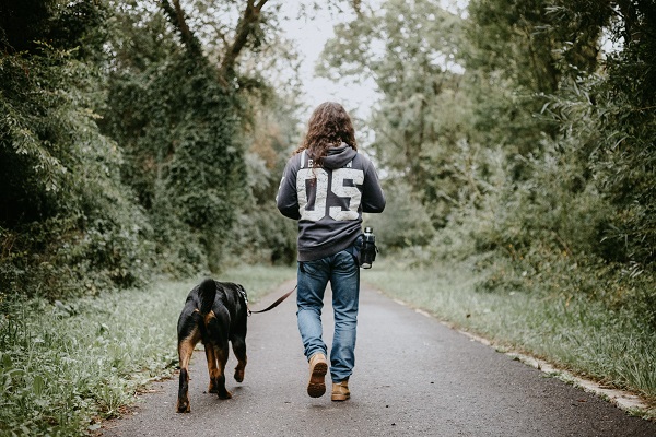 ragazzo a passeggio con il cane