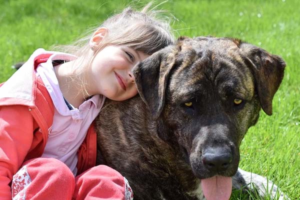 Cane con una bambina