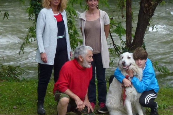 Cane con la famiglia
