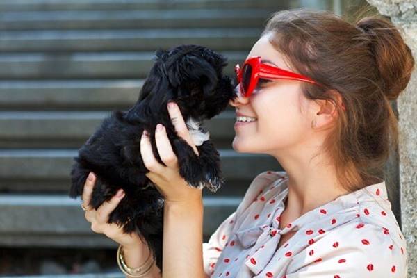 ragazza che coccola il suo cucciolo