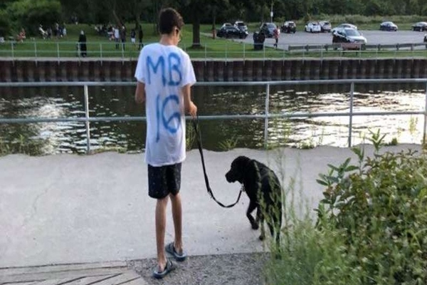 ragazzo con cane al guinzaglio