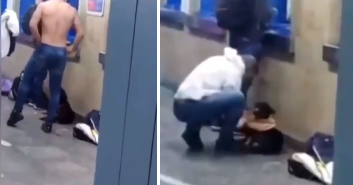 Il cane randagio trema per il freddo e un ragazzo si toglie la maglietta per coprirlo (video)