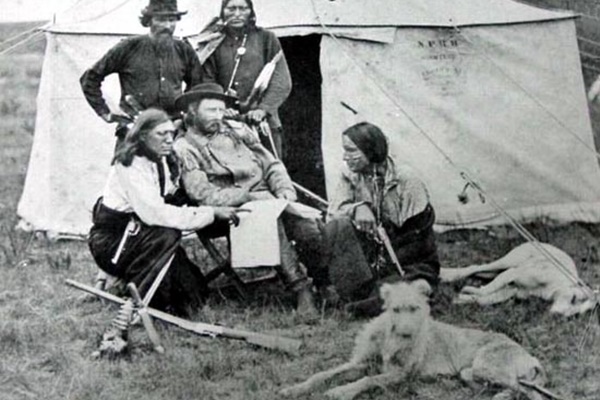 foto del generale custer con i suoi american staghound