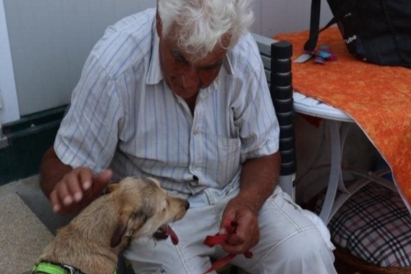 un uomo con la sua cagnolina