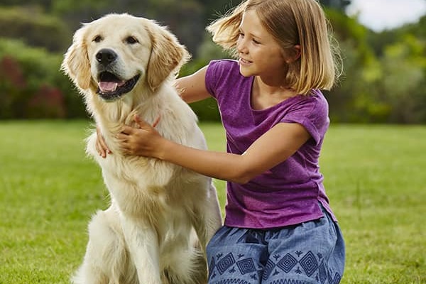 bambina con cane