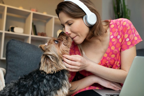 ragazza ascolta la musica insieme al suo cane