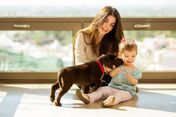 ragazza con cane e bambina