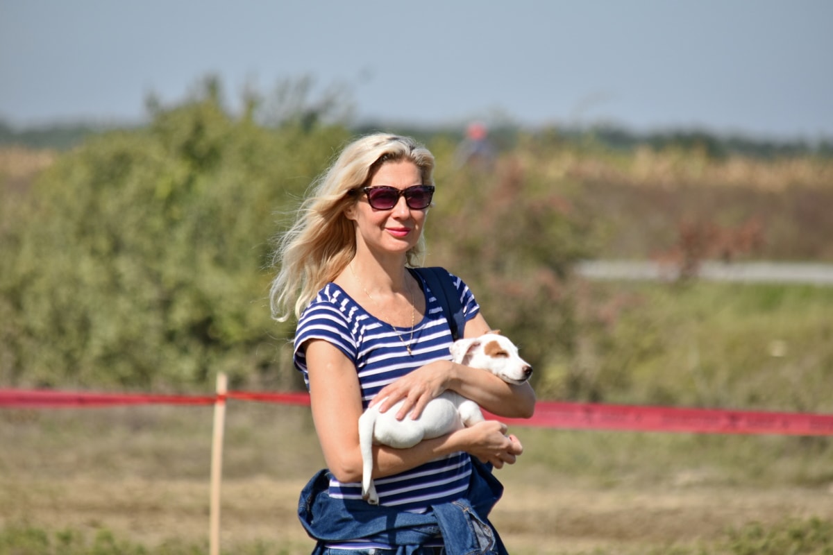 cucciolo di cane in braccio