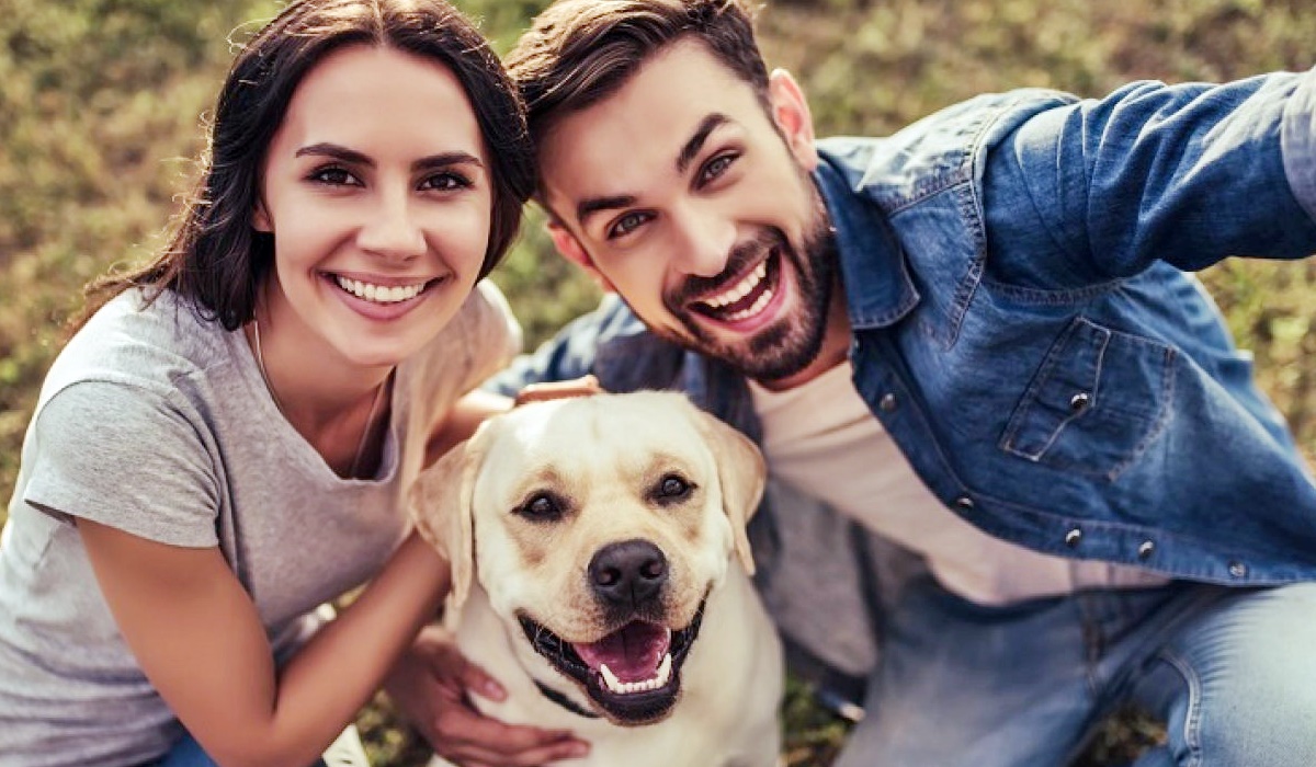 famiglia con un cane