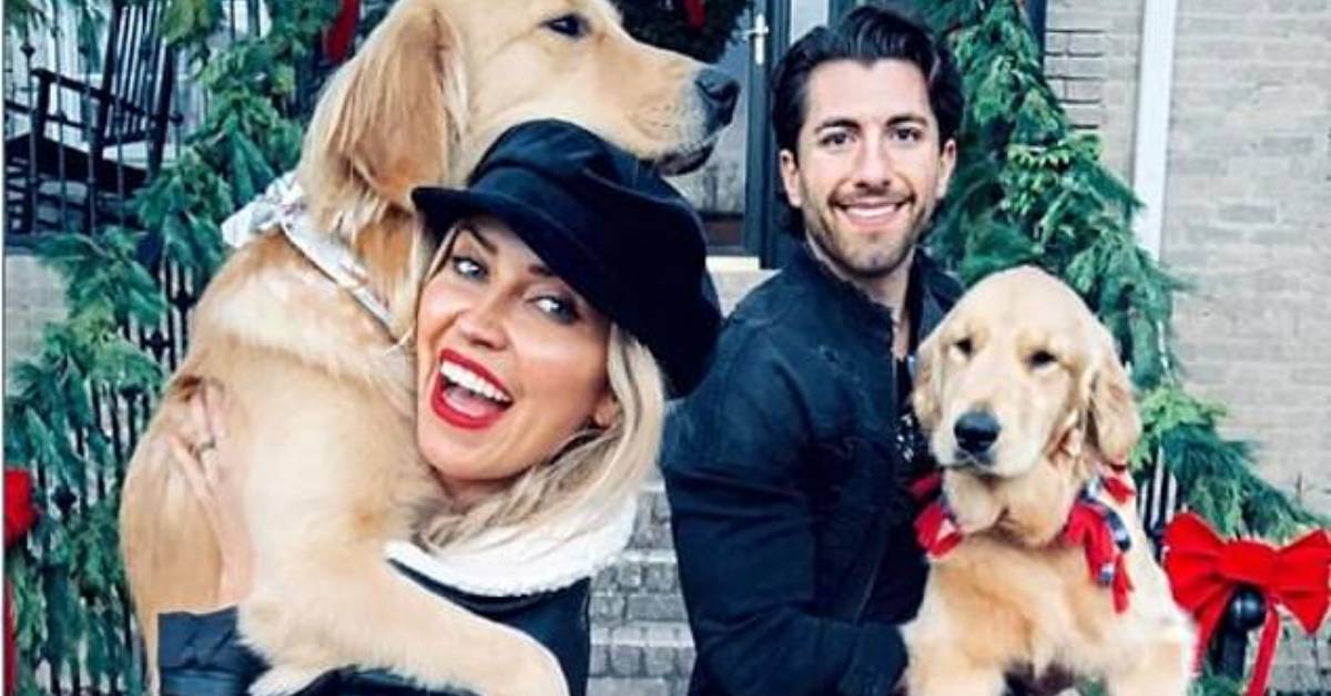 Kaitlyn Bristowe e Jason Tartick con i due cuccioli golden retriever