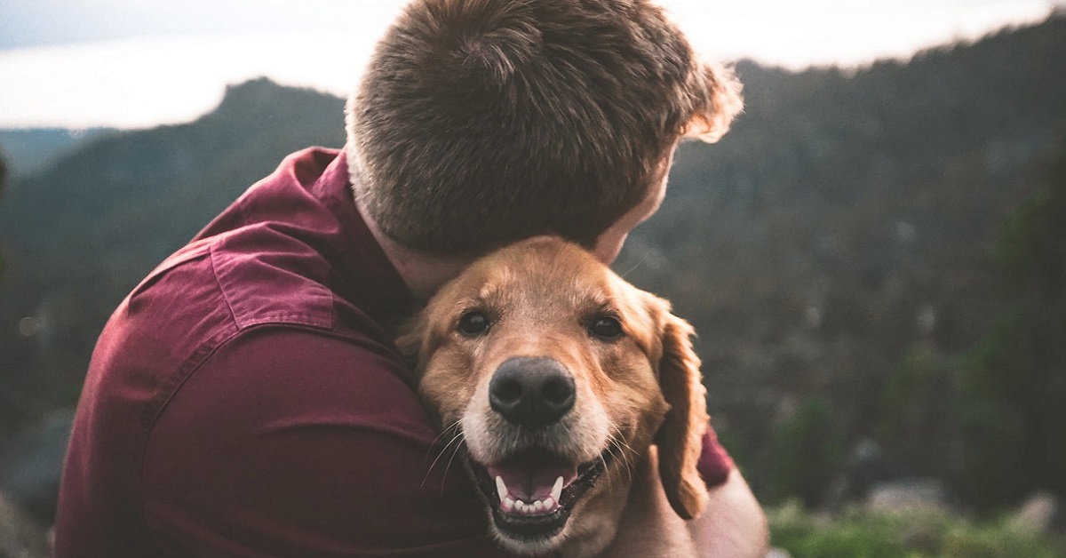 abbracciare cane anziano