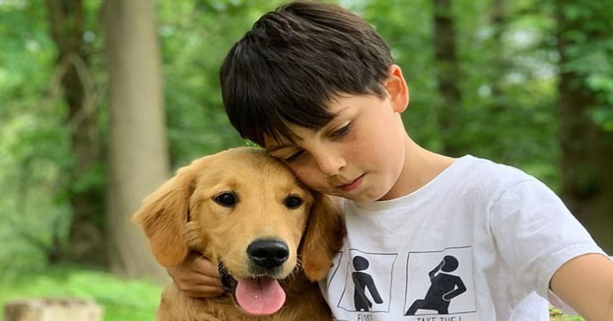 Huxley, il cucciolo di Golden Retriever che fa di tutto per non far andare a scuola il suo padroncino (VIDEO)