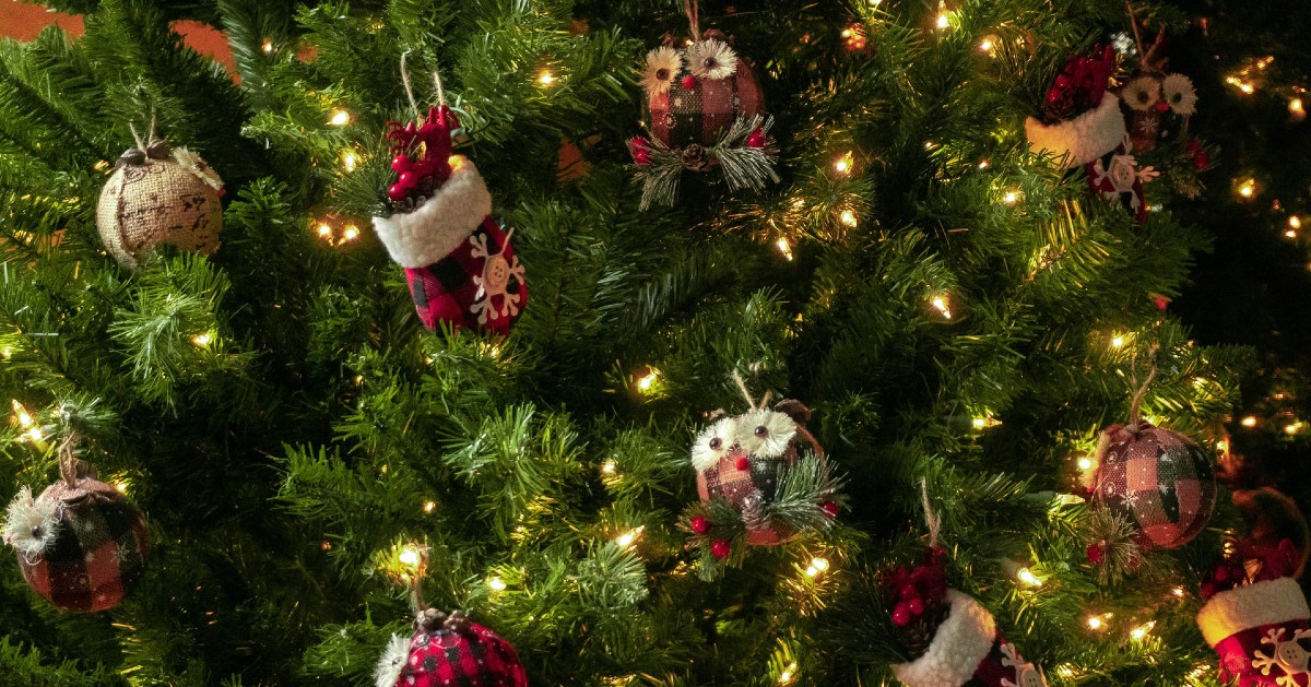 cuccioli di cane e albero di natale