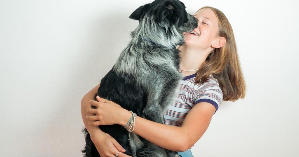 Cane con una bambina