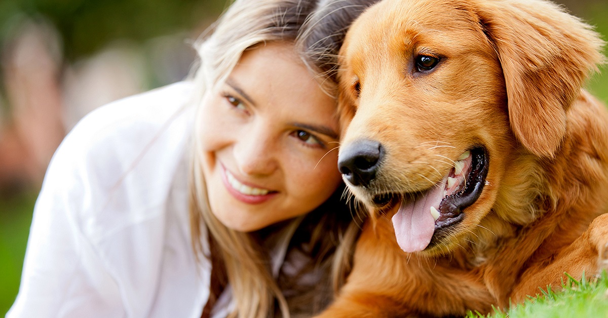 ragazza e cane golden retriever