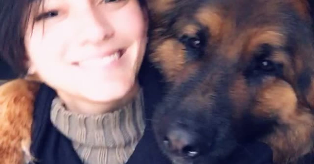 Il selfie di una ragazza e del suo cucciolo di Pastore Tedesco che innamora il mondo (VIDEO)