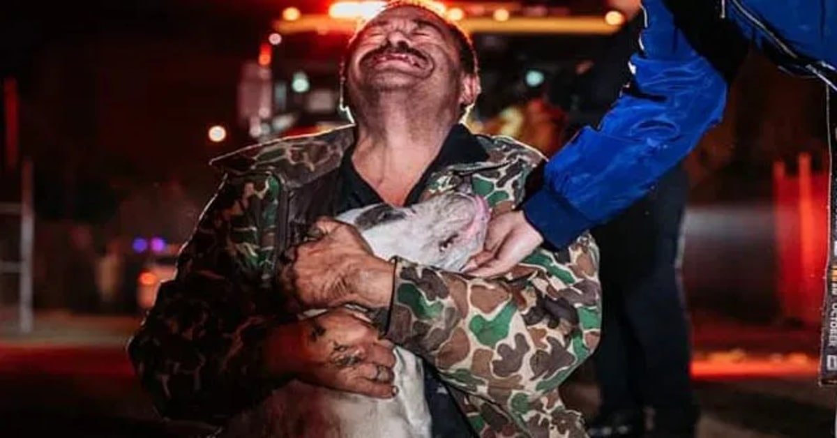 Un uomo sordomuto perde tutto in un incendio, ma piange di felicità quando ritrova il suo cucciolo di cane vivo (VIDEO)