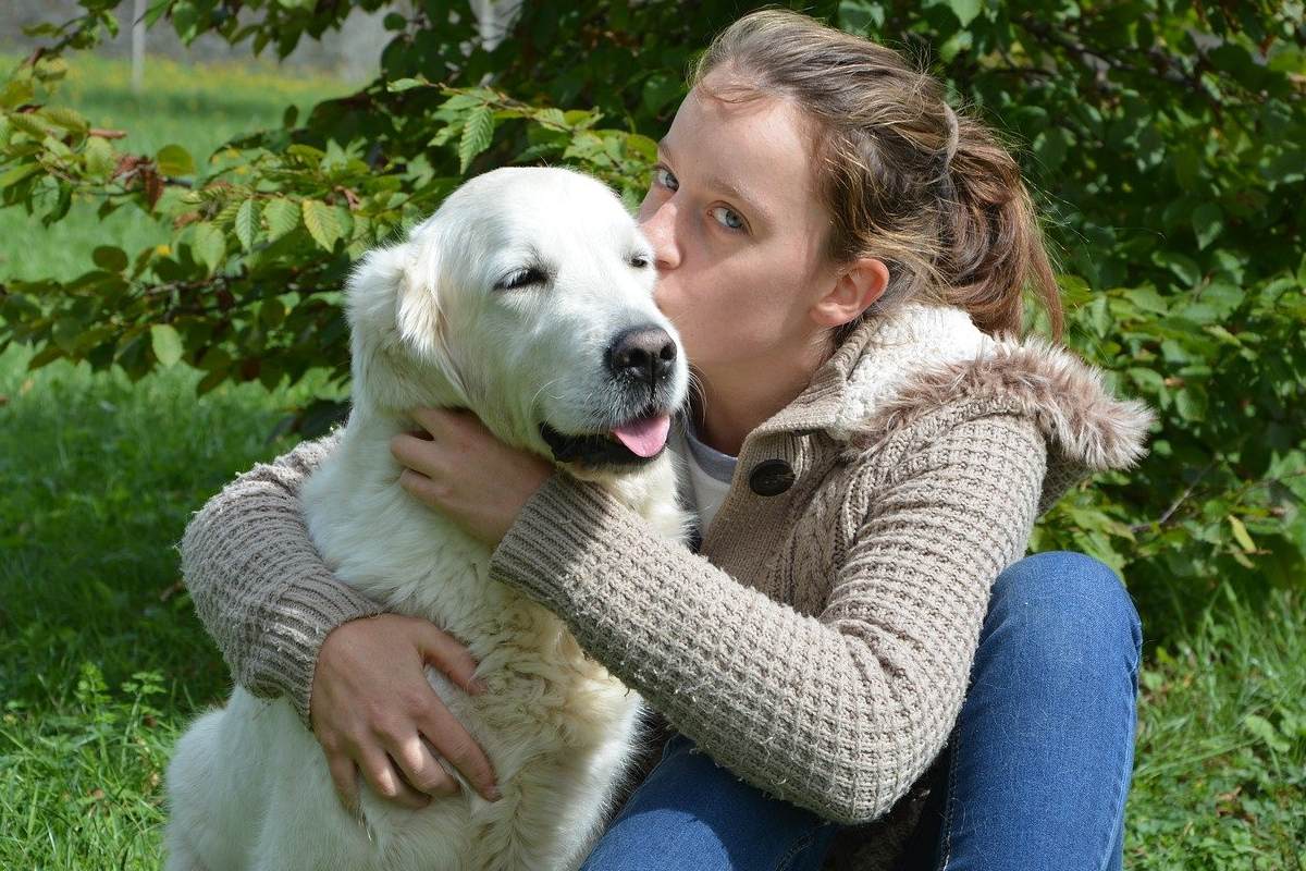 ragazza che bacia un labrador