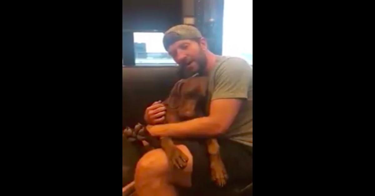 Cantante di musica country intona una  tenera ninna nanna per far dormire il suo cucciolo di cane Edgar (VIDEO)