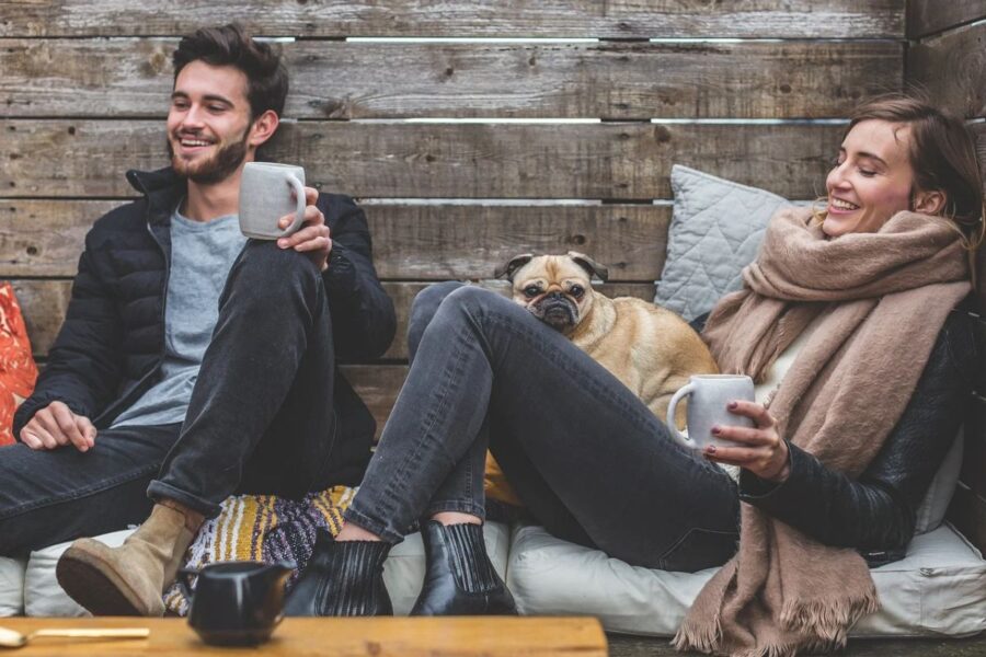 ragazzi sul divano col cane