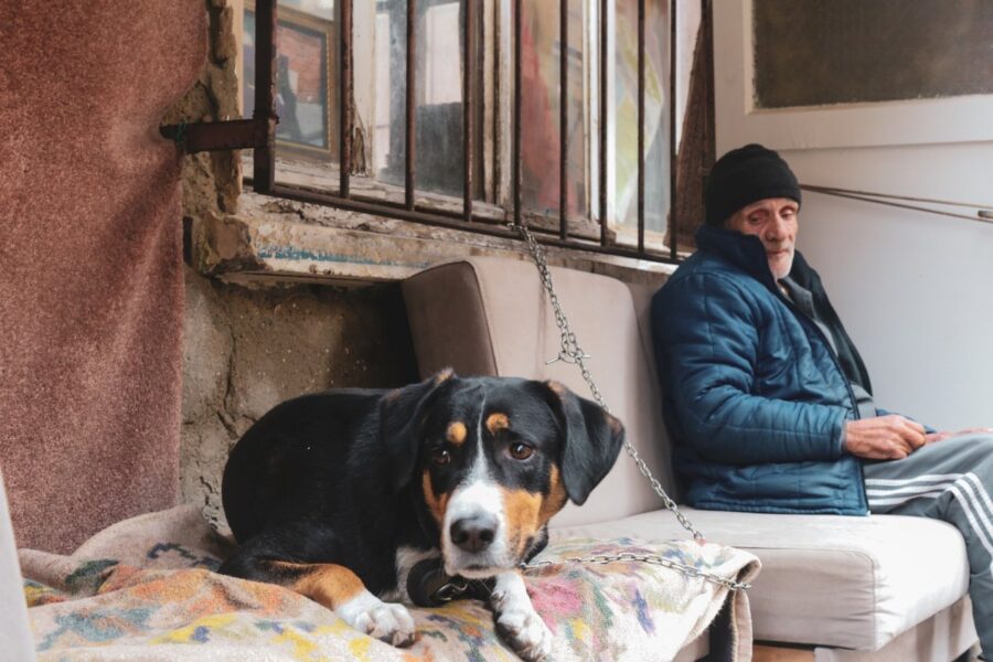 signore anziano con un cane