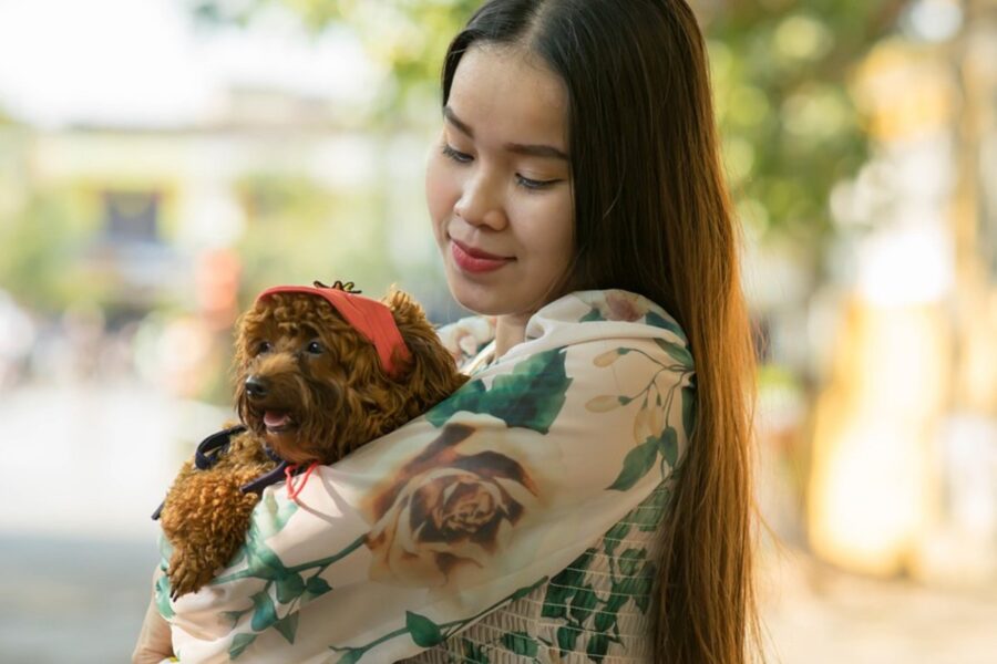 ragazza orientale con cagnolino